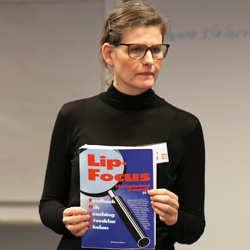 Anna-Karin presenterar boken Lip-Focus.