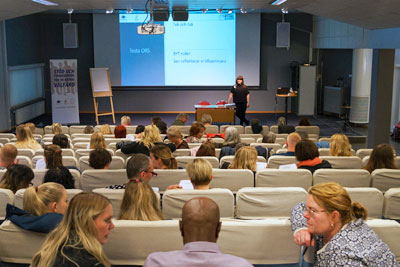 Hanna Stålarv, utvecklingsledare Norra Västmanlands Samordningsförbund, förklarar att det är publikens tur att prova på verktygen.