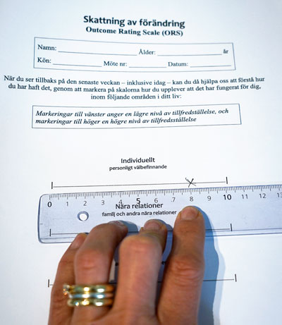 Med en linjal går det att utläsa vilken poäng som skattats av klienten i ”penna- och pappermodellen” för ORS