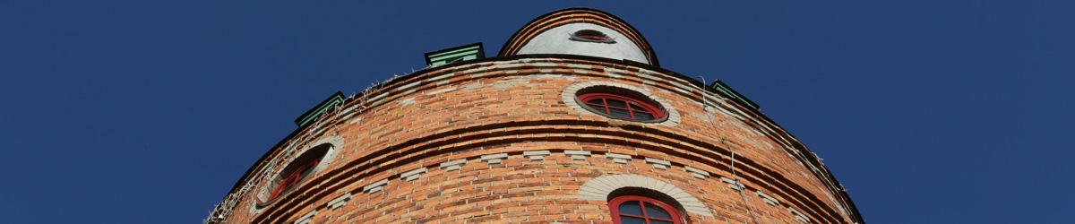 Toppen av Innovationstornet/vattentornet i Kungsör - gammal byggnad i rött tegel.