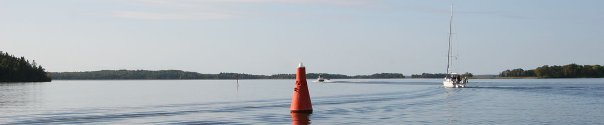 Mälaren i närheten av Västerås - en segelbåt på väg.