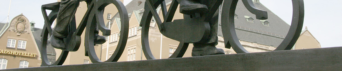 Detalj av skulpturen Aseaströmmen, cyklister, vid Stora torget i Västerås.