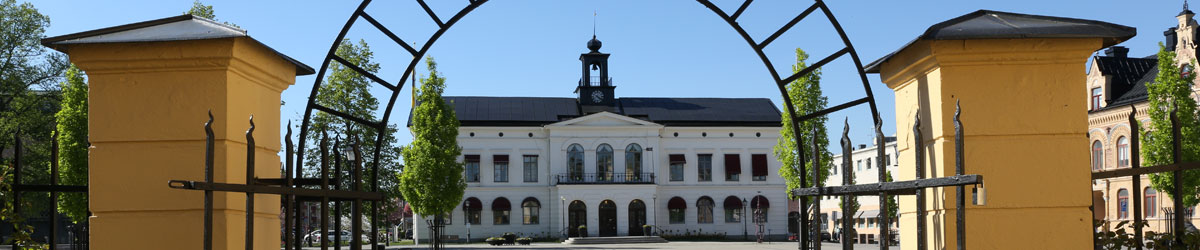 Rådhuset i Köping sett genom en grind.